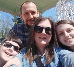 Lisa et sa famille, propriétaires de la Pension Tournesol à Corpe, Vendée – soins attentionnés et bilingues pour chats en pleine campagne française